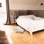 Pfaelzer Herzel Mit 2 Schlafzimmern Und Blick Ueber Rheinebene Kostenfreiem Parkplatz Und Wlan Fusslaeufig Zum Wald Und Den Weinbergen Weinkuehlschrank Broetchenservice Garten Mit Gasgrill Appartement