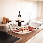 Appartement Pfaelzer Herzel Mit 2 Schlafzimmern Und Blick Ueber Rheinebene Kostenfreiem Parkplatz Und Wlan Fusslaeufig Zum Wald Und Den Weinbergen Weinkuehlschrank Broetchenservice Garten Mit Gasgrill *