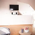 Appartement Pfaelzer Herzel Mit 2 Schlafzimmern Und Blick Ueber Rheinebene Kostenfreiem Parkplatz Und Wlan Fusslaeufig Zum Wald Und Den Weinbergen Weinkuehlschrank Broetchenservice Garten Mit Gasgrill