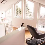 Appartement Pfaelzer Herzel Mit 2 Schlafzimmern Und Blick Ueber Rheinebene Kostenfreiem Parkplatz Und Wlan Fusslaeufig Zum Wald Und Den Weinbergen Weinkuehlschrank Broetchenservice Garten Mit Gasgrill