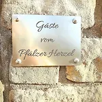 Pfaelzer Herzel Mit 2 Schlafzimmern Und Blick Ueber Rheinebene Kostenfreiem Parkplatz Und Wlan Fusslaeufig Zum Wald Und Den Weinbergen Weinkuehlschrank Broetchenservice Garten Mit Gasgrill Appartement *
