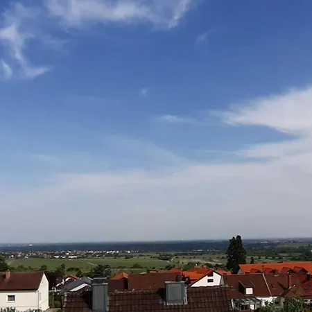 דירה Pfaelzer Herzel Mit 2 Schlafzimmern Und Blick Ueber Rheinebene Kostenfreiem Parkplatz Und Wlan Fusslaeufig Zum Wald Und Den Weinbergen Weinkuehlschrank Broetchenservice Garten Mit Gasgrill