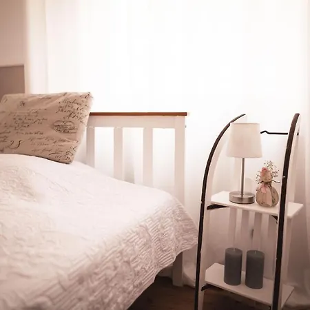 Apartamento Pfaelzer Herzel Mit 2 Schlafzimmern Und Blick Ueber Rheinebene Kostenfreiem Parkplatz Und Wlan Fusslaeufig Zum Wald Und Den Weinbergen Weinkuehlschrank Broetchenservice Garten Mit Gasgrill Neustadt an der Weinstraße