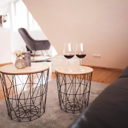 Apartamento Pfaelzer Herzel Mit 2 Schlafzimmern Und Blick Ueber Rheinebene Kostenfreiem Parkplatz Und Wlan Fusslaeufig Zum Wald Und Den Weinbergen Weinkuehlschrank Broetchenservice Garten Mit Gasgrill