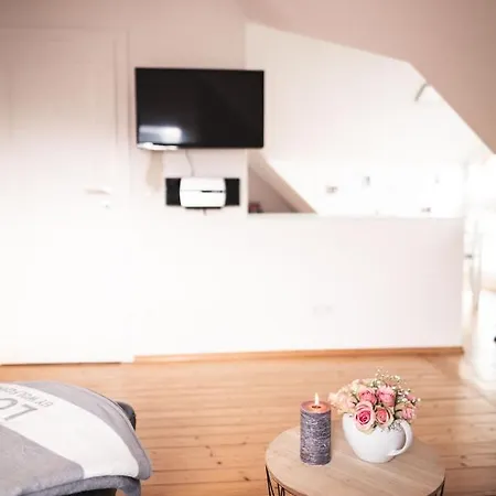 Apartmán Pfaelzer Herzel Mit 2 Schlafzimmern Und Blick Ueber Rheinebene Kostenfreiem Parkplatz Und Wlan Fusslaeufig Zum Wald Und Den Weinbergen Weinkuehlschrank Broetchenservice Garten Mit Gasgrill