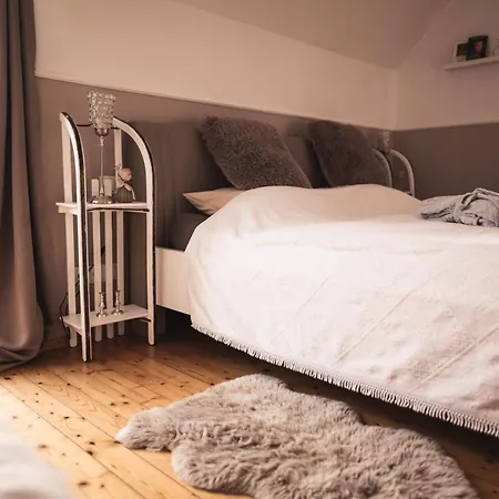 Pfaelzer Herzel Mit 2 Schlafzimmern Und Blick Ueber Rheinebene Kostenfreiem Parkplatz Und Wlan Fusslaeufig Zum Wald Und Den Weinbergen Weinkuehlschrank Broetchenservice Garten Mit Gasgrill Apartamento