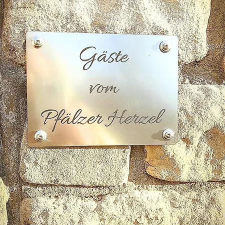 Pfaelzer Herzel Mit 2 Schlafzimmern Und Blick Ueber Rheinebene Kostenfreiem Parkplatz Und Wlan Fusslaeufig Zum Wald Und Den Weinbergen Weinkuehlschrank Broetchenservice Garten Mit Gasgrill דירה *