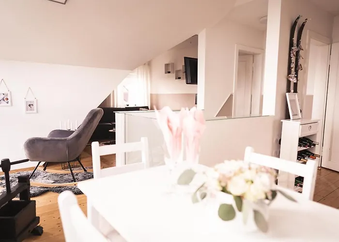 Pfaelzer Herzel Mit 2 Schlafzimmern Und Blick Ueber Rheinebene Kostenfreiem Parkplatz Und Wlan Fusslaeufig Zum Wald Und Den Weinbergen Weinkuehlschrank Broetchenservice Garten Mit Gasgrill * Neustadt an der Weinstraße