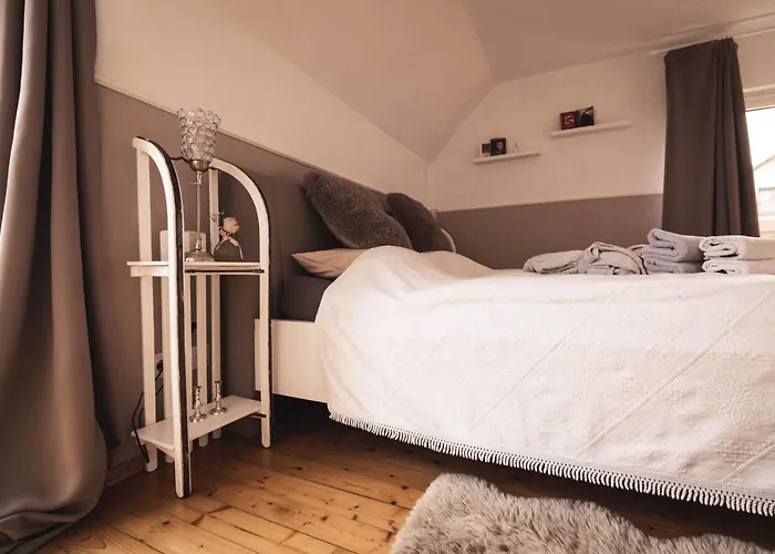 Pfaelzer Herzel Mit 2 Schlafzimmern Und Blick Ueber Rheinebene Kostenfreiem Parkplatz Und Wlan Fusslaeufig Zum Wald Und Den Weinbergen Weinkuehlschrank Broetchenservice Garten Mit Gasgrill Neustadt an der Weinstraße