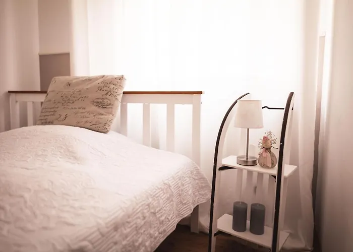 Apartamento Pfaelzer Herzel Mit 2 Schlafzimmern Und Blick Ueber Rheinebene Kostenfreiem Parkplatz Und Wlan Fusslaeufig Zum Wald Und Den Weinbergen Weinkuehlschrank Broetchenservice Garten Mit Gasgrill Neustadt an der Weinstraße