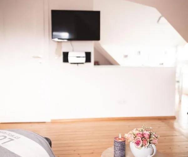 Apartamento Pfaelzer Herzel Mit 2 Schlafzimmern Und Blick Ueber Rheinebene Kostenfreiem Parkplatz Und Wlan Fusslaeufig Zum Wald Und Den Weinbergen Weinkuehlschrank Broetchenservice Garten Mit Gasgrill