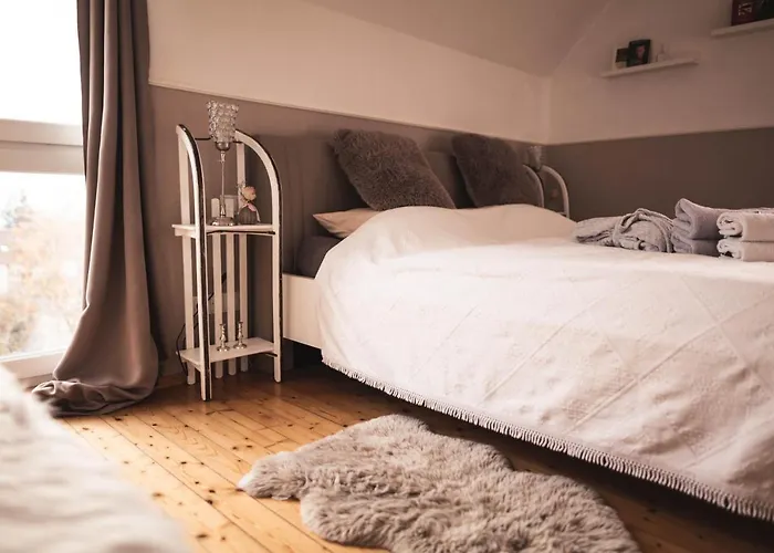 Pfaelzer Herzel Mit 2 Schlafzimmern Und Blick Ueber Rheinebene Kostenfreiem Parkplatz Und Wlan Fusslaeufig Zum Wald Und Den Weinbergen Weinkuehlschrank Broetchenservice Garten Mit Gasgrill Apartamento