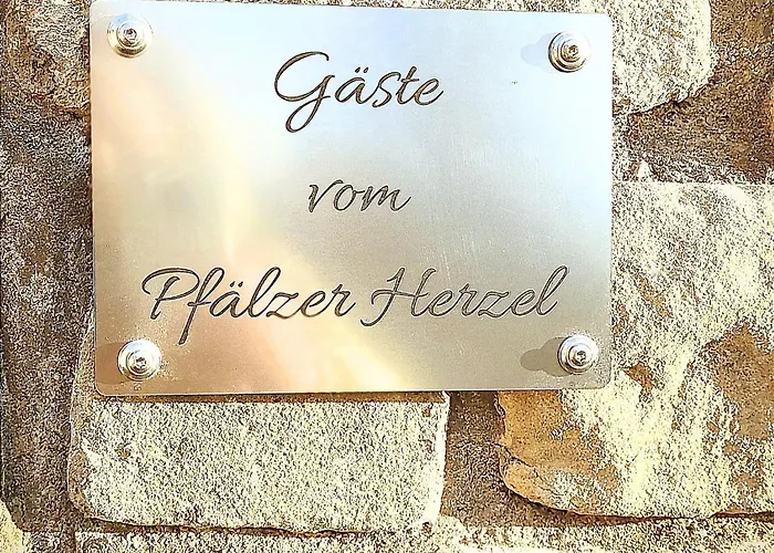 Pfaelzer Herzel Mit 2 Schlafzimmern Und Blick Ueber Rheinebene Kostenfreiem Parkplatz Und Wlan Fusslaeufig Zum Wald Und Den Weinbergen Weinkuehlschrank Broetchenservice Garten Mit Gasgrill דירה *